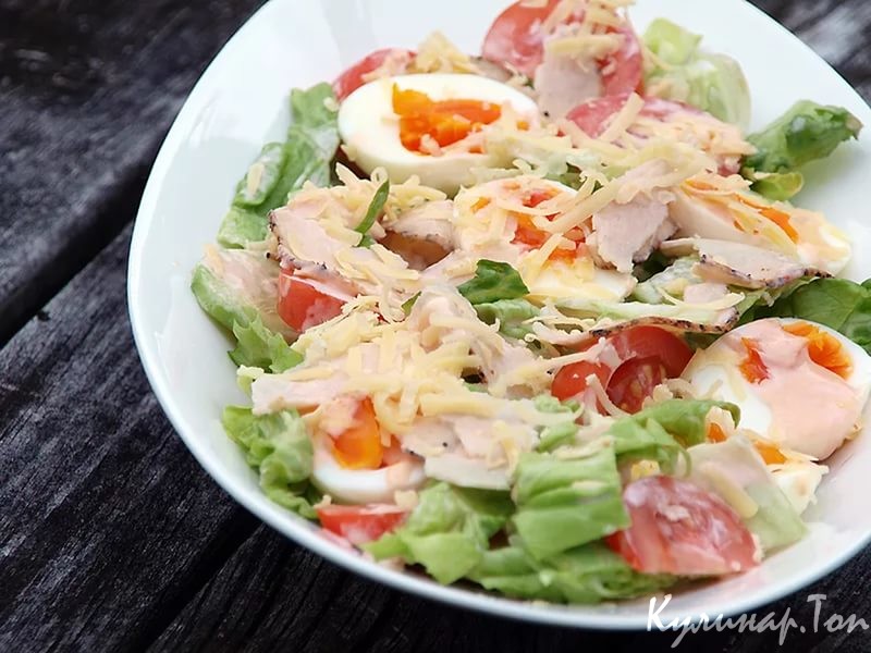 Салат с курицей,яйцом и помидором