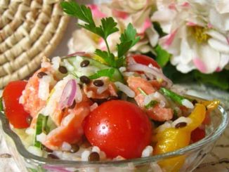 Салат с семгой, рисом и овощами