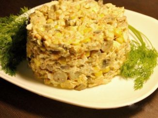 Салат с вешенками, курицей и кукурузой