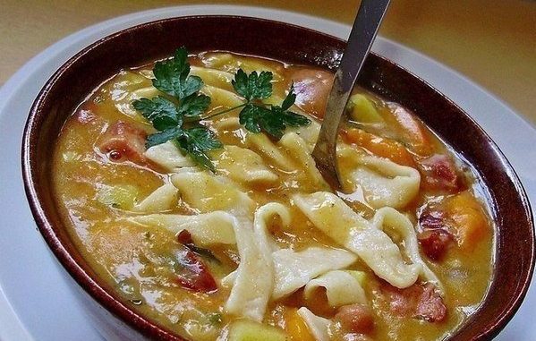 Суп с копченостями и домашней лапшой Суп с копченостями и домашней лапшой