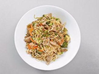 Свиная вырезка с овощами и лапшой