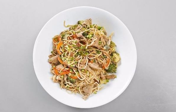 Свиная вырезка с овощами и лапшой Свиная вырезка с овощами и лапшой