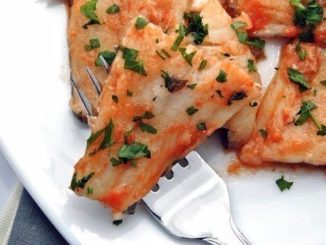 Треска в томатном соусе с черносливом и розмарином