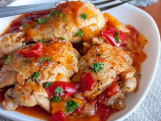 Тушеная курица со сладким перцем