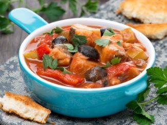 Тушеная рыба с овощами