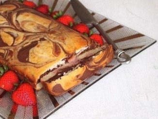 Воздушный мраморный пирог с клубничным соусом