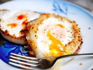 Яичница в луковых колечках