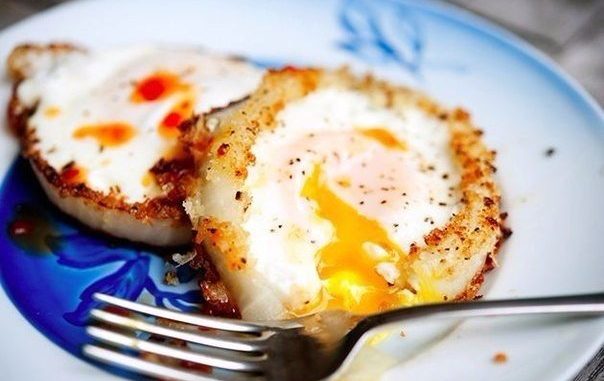 Яичница в луковых колечках Яичница в луковых колечках