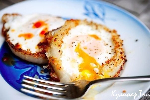 Яичница в луковых колечках