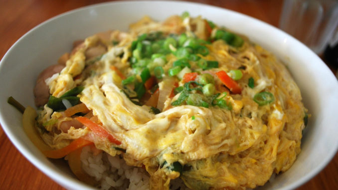 Японский омлет с рисом и курицей Японский омлет с рисом и курицей - Оякодон