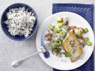 Жареный хек с рисом, луком и помидорами