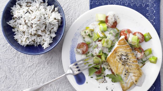 Жареный хек с рисом, луком и помидорами Жареный хек с рисом, луком и помидорами