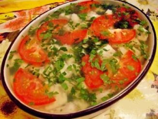 Заливной карась с помидорами