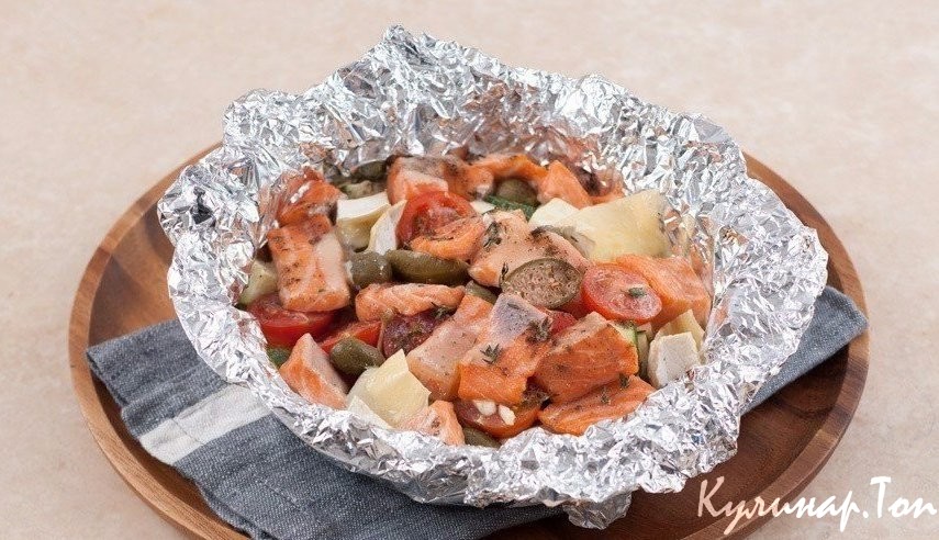 Запеченная форель с овощами и сыром камамбер