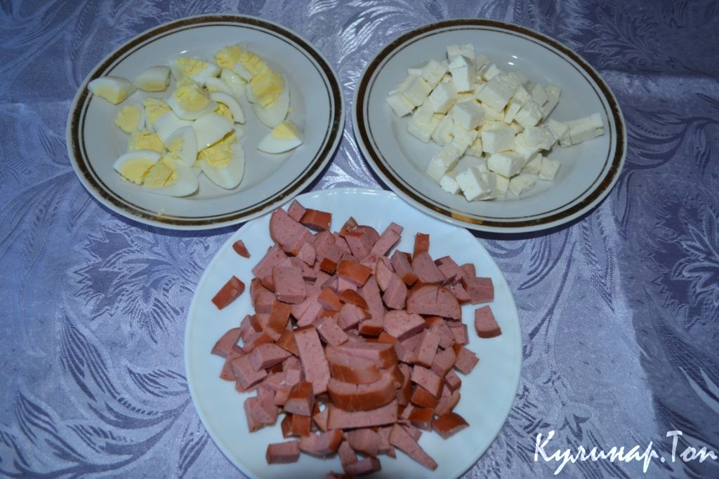 Зеленый салат с сосисками и брынзой