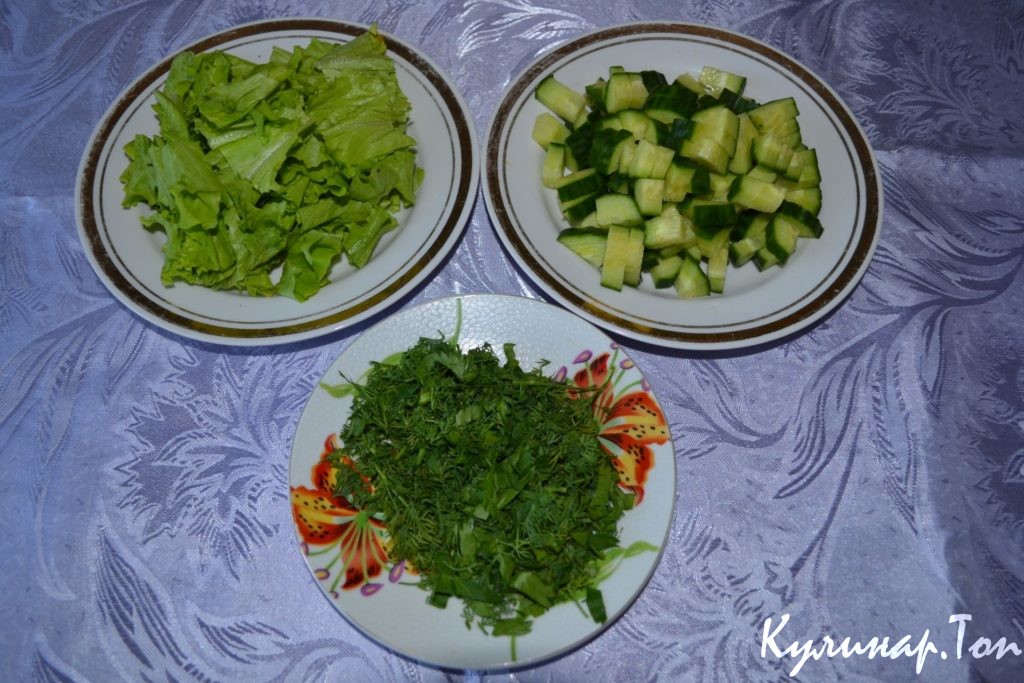 Зеленый салат с сосисками и брынзой