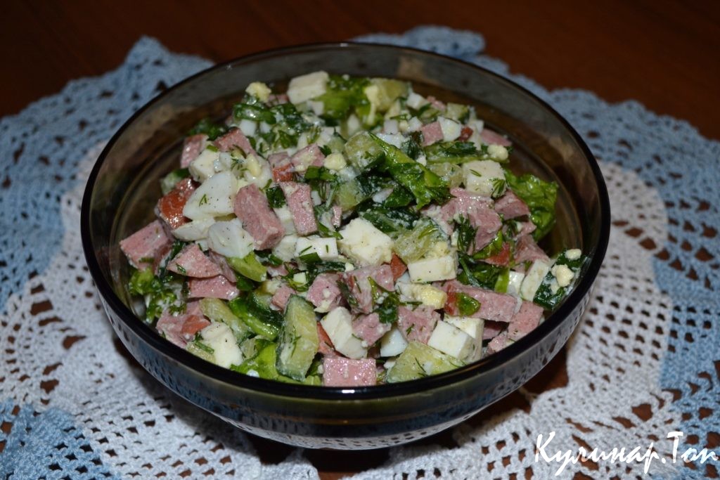 Зеленый салат с сосисками и брынзой