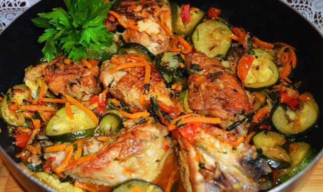Ароматная курица с кабачками в соусе Ароматная курица с кабачками в соусе
