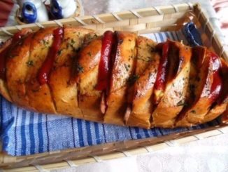 Ароматный батон с колбасой и сыром