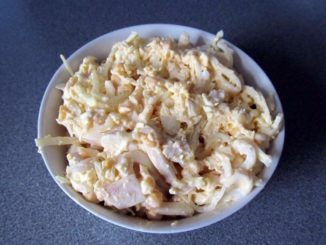 Белковый салат из кальмаров с сыром