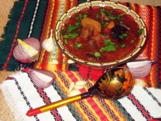 Борщ с грибами и черносливом