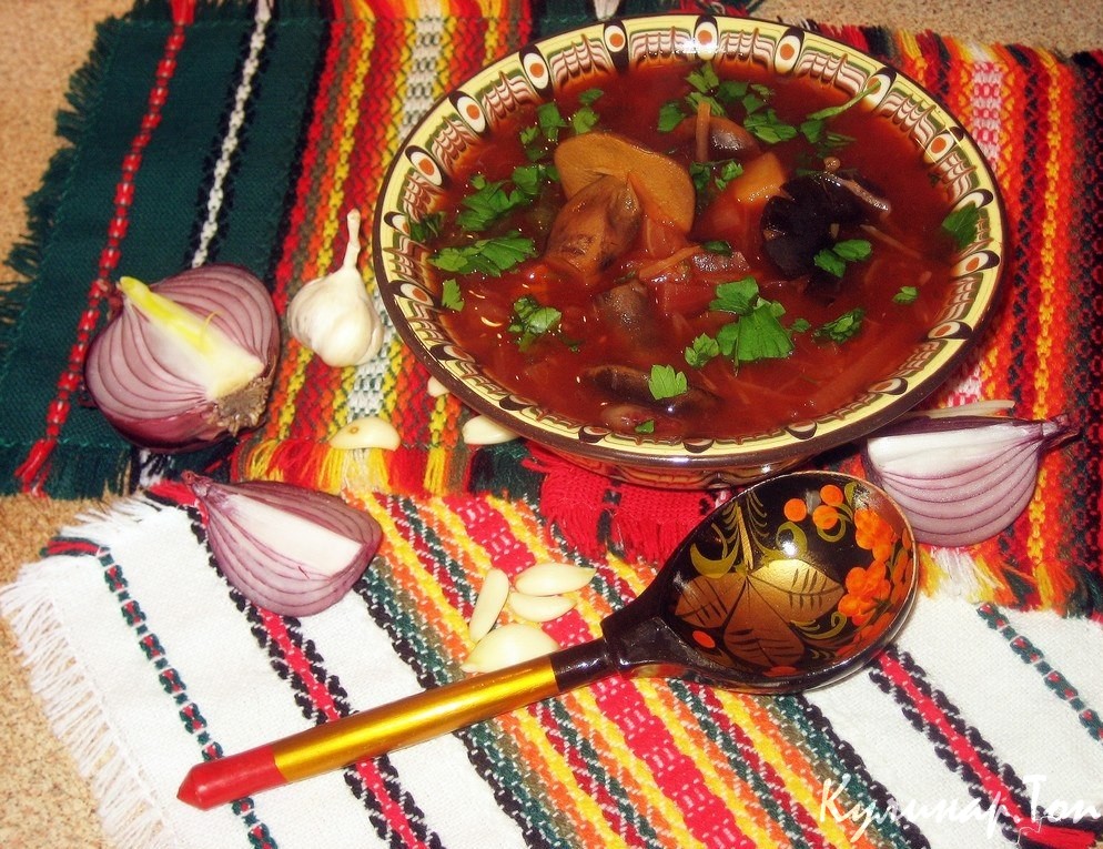 Борщ с грибами и черносливом