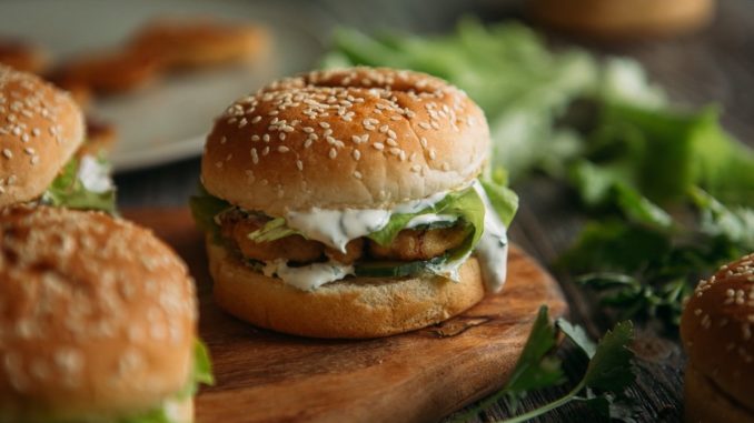 Бургеры с курицей и сметанным соусом Бургеры с курицей и сметанным соусом