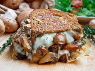 Бутерброд-гриль с шампиньонами и сыром