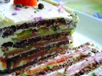 Бутербродный торт с копченым лососем и мягким сыром
