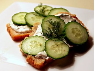 Бутерброды с огурцами и зеленью