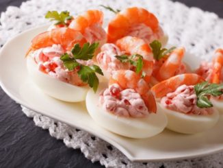 Фаршированные острыми креветками яйца