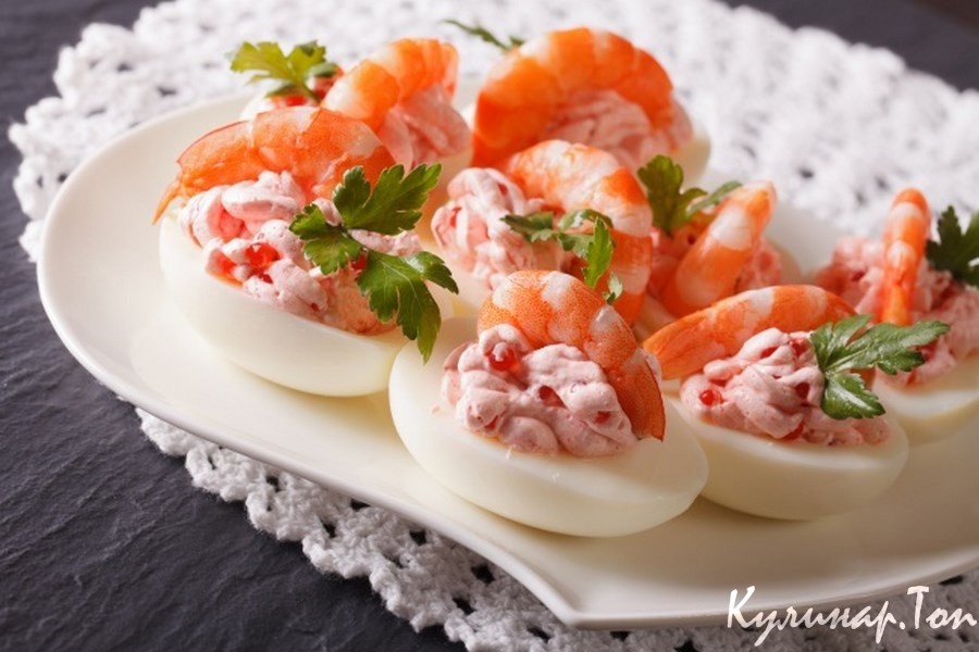 Фаршированные острыми креветками яйца