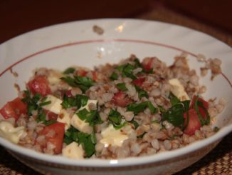 Гречневая каша с луком и томатом