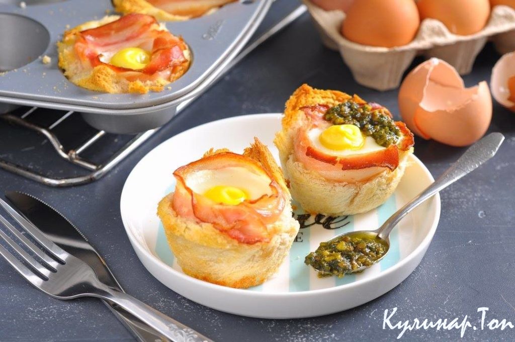 Хлебные «корзинки» с запеченным яйцом, беконом и сыром