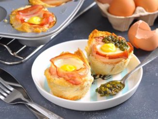 Хлебные «корзинки» с запеченным яйцом, беконом и сыром