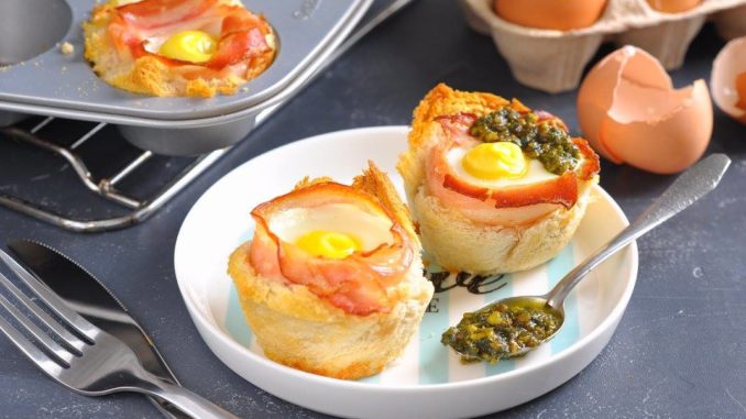 Хлебные «корзинки» с запеченным яйцом, беконом и сыром Хлебные «корзинки» с запеченным яйцом, беконом и сыром
