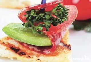 Канапе с курицей, помидором и салями