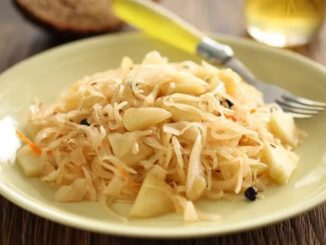 Капуста, тушенная с яблоками