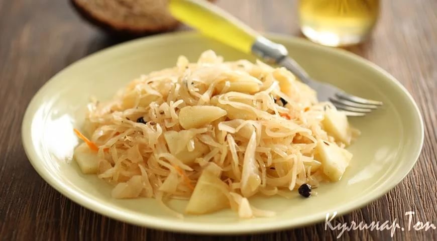 Капуста, тушенная с яблоками
