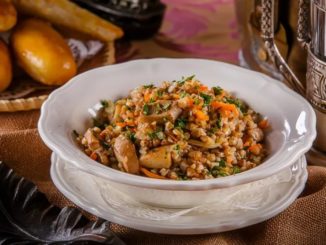 Каша рассыпчатая с сушеными грибами