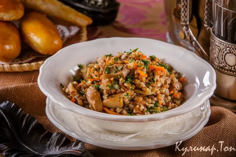 Каша рассыпчатая с сушеными грибами