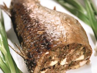 Кефаль, фаршированная гречкой и грибами