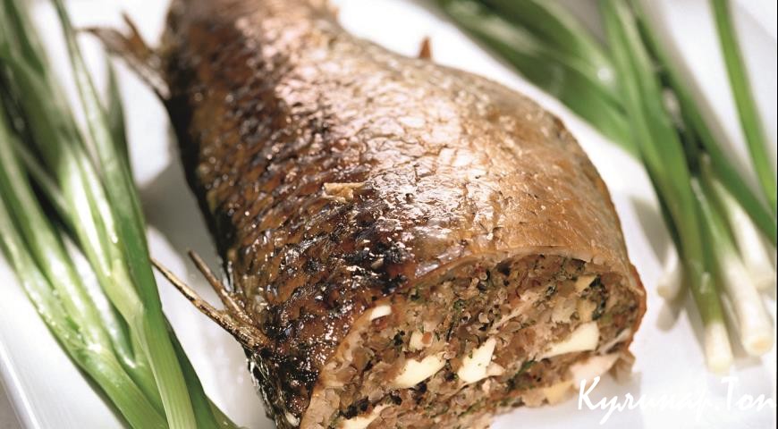 Кефаль, фаршированная гречкой и грибами
