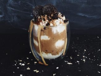 Кофейный смузи с творожно-кокосовыми шариками