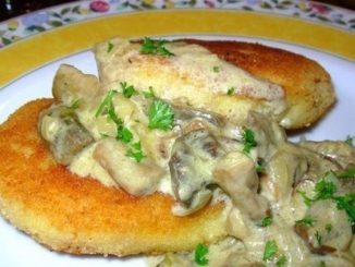 Котлеты из картофеля под сметанно-грибной подливкой