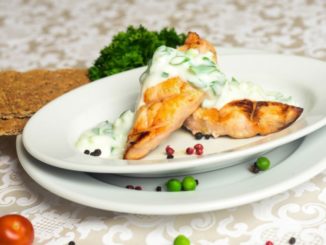 Куриное филе в йогуртово-огуречном соусе