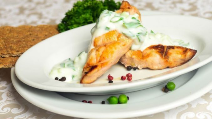 Куриное филе в йогуртово-огуречном соусе Куриное филе в йогуртово-огуречном соусе