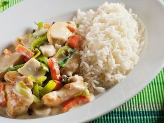 Куриные грудки с рисом и овощами