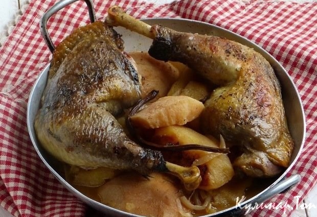 Куриные ножки с айвой и яблоками