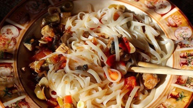 Лапша по-китайски Лапша со скумбрией по-китайски